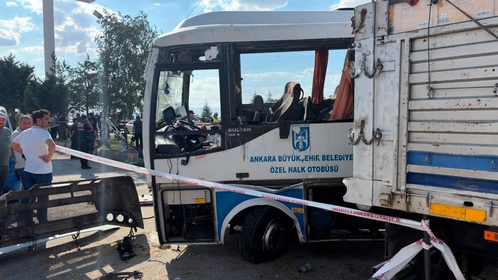 Başkentte can pazarı! Halk otobüsü kamyonla çarpıştı: Ölü ve yaralılar var
