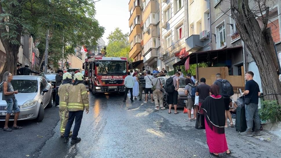 Beyoğlu'nda otel yangını: Çok sayıda kişi tahliye edildi
