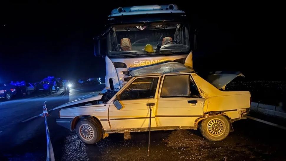 Kastamonu'da feci kaza! Tırla çarpışan otomobilde karı koca can verdi