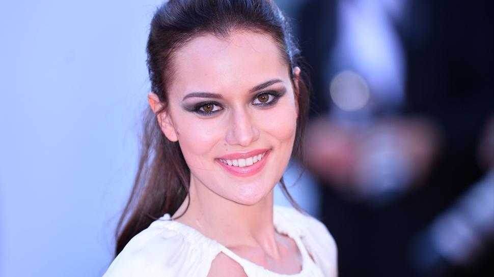 Fahriye Evcen'in 'eksi not' alan çantası, fiyatıyla pes dedirtti!