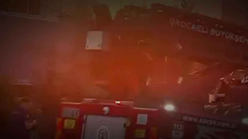 Kocaeli'nde panik anları: İtfaiyeciler alevlerle boğuşurken patlama yaşandı