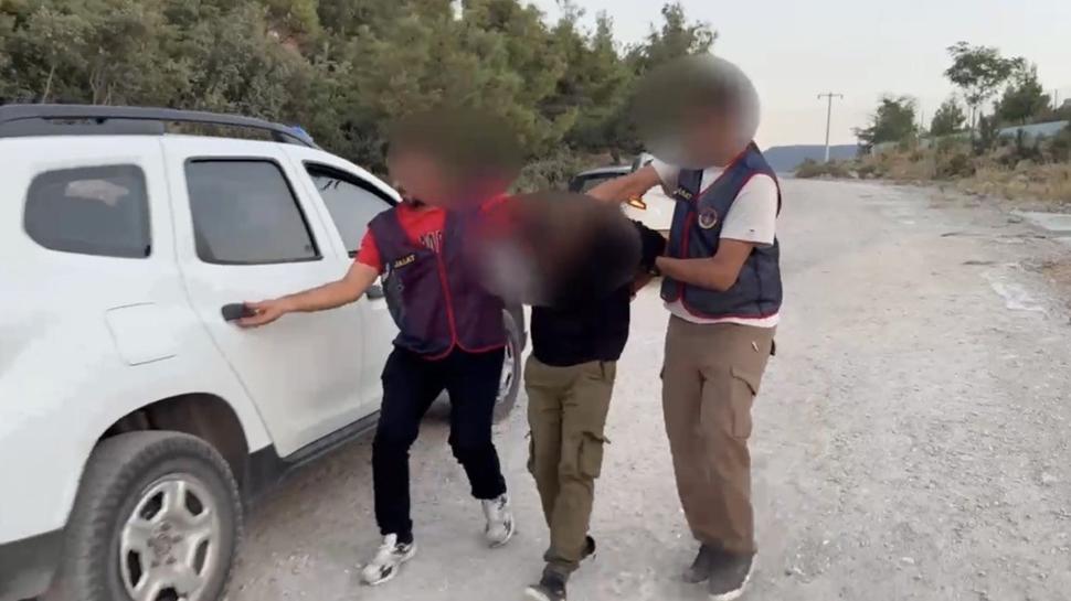 Genç kadını ailesinin önünde silah zoruyla kaçırdı! JASAT ormanda yakaladı