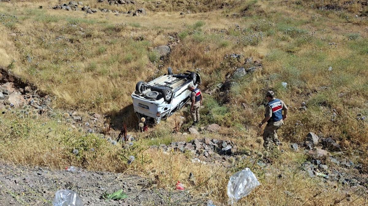 Bingöl'de şarampole devrilen hafif ticari araçtaki 6 kişi yaralandı