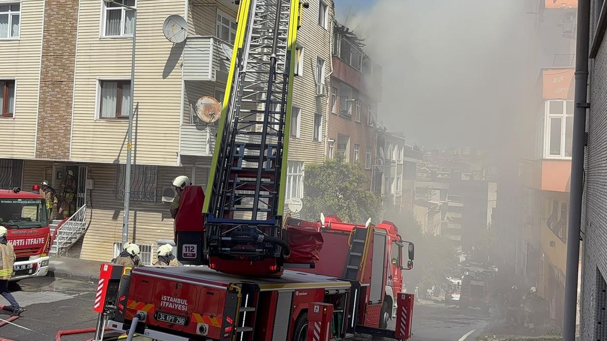 Gaziosmanpaşa'da çatı katında çıkan yangın söndürüldü