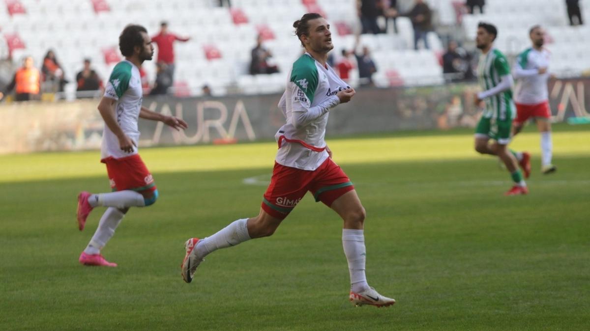 Karşıyaka eski golcüsüyle anlaştı