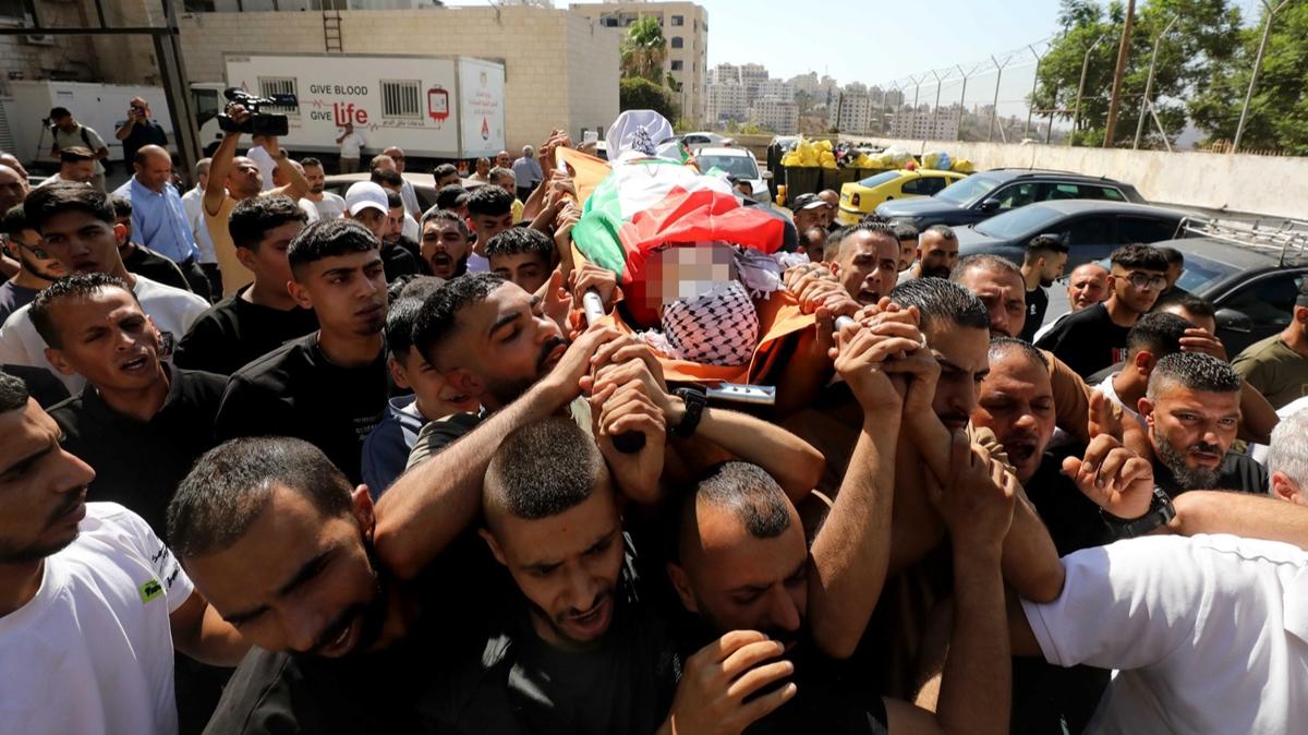 Katil İsrail'in şehit ettiği 14 yaşındaki İslam son yolculuğuna uğurlandı