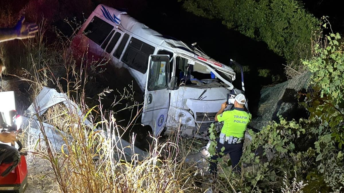 Minibüs tarlaya devrildi: Ölü ve yaralılar var