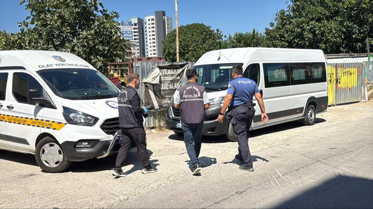 Sultanbeyli'de iş kazası: 2 işçi çelik çatının altında kaldı