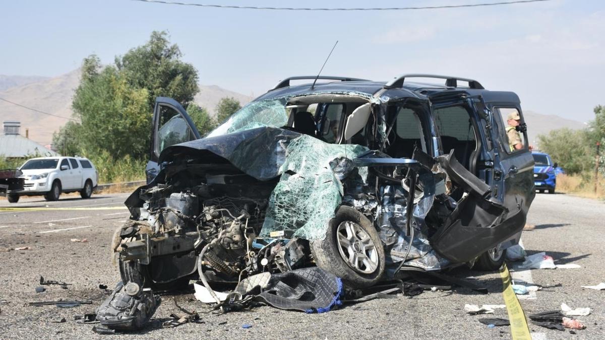 Van'da 2 ticari araç çarpıştı: 2 ölü, 9 yaralı
