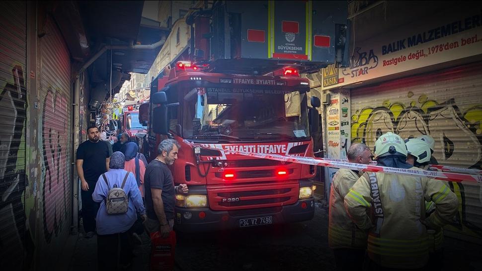 İtfaiyeci ve esnaf seferber oldu... Telefon kılıfları alev aldı, Han duman altında kaldı