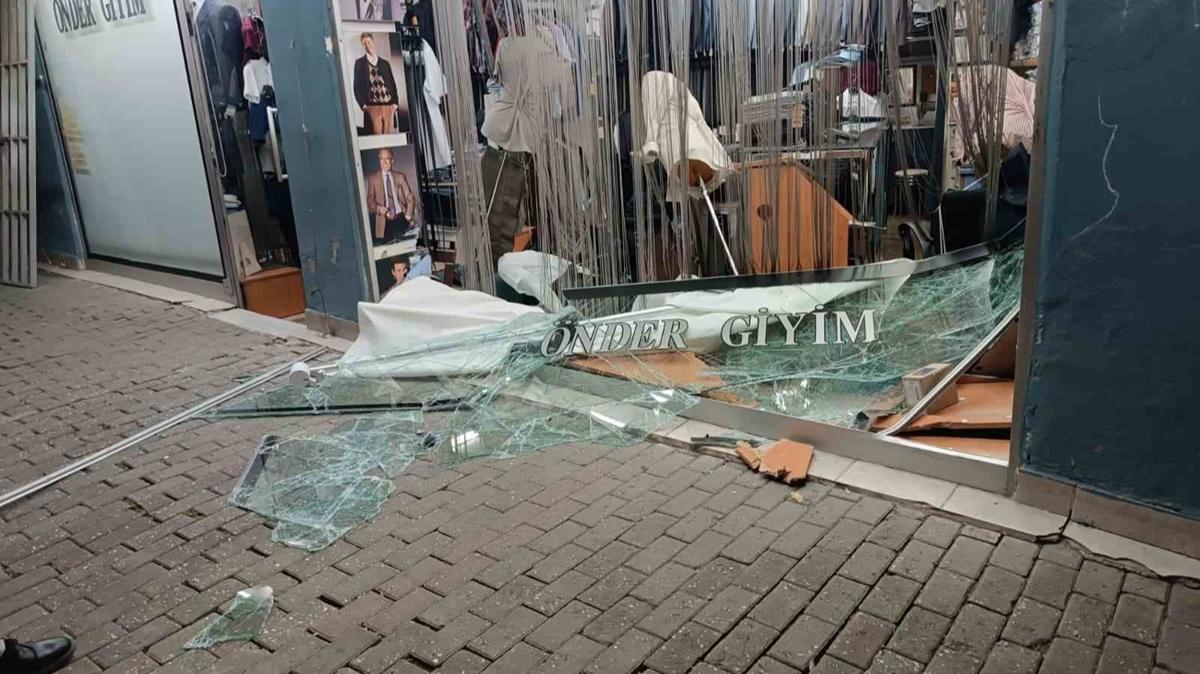 Otomobil mağazaya daldı! Sürücü kaza sonrası arkasına bakmadan kaçtı