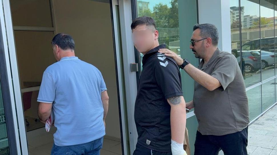 17 yaşındaki çocuk sokakta dehşet saçtı! 2 kişiyi bıçakladı