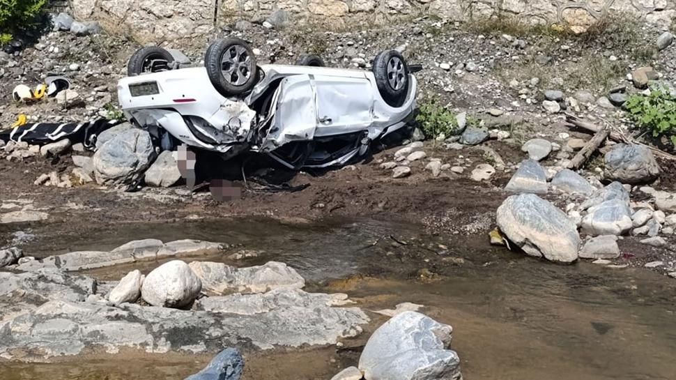 Adana'da feci kaza: Dere yatağına devrilen otomobilde can verdiler