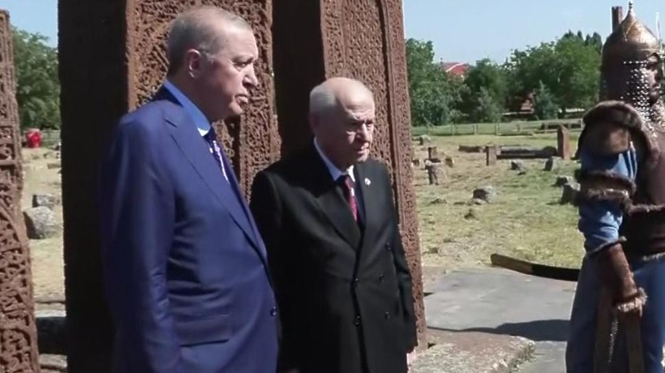 Başkan Erdoğan ve Bahçeli Ahlat'ta! Selçuklu Kabristanı'na ziyaret