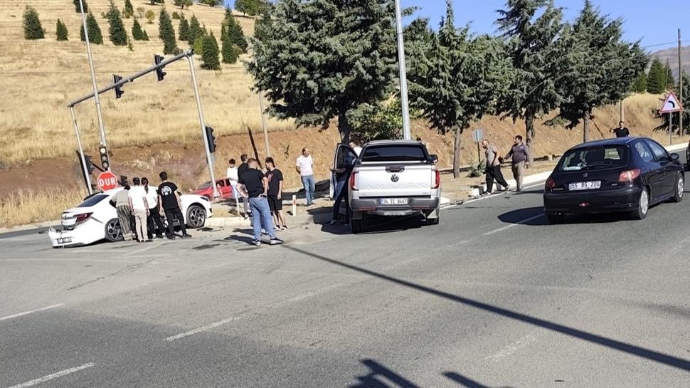 Elazığ'da feci kaza! Otomobil ile kamyonet çarpıştı: 4 yaralı