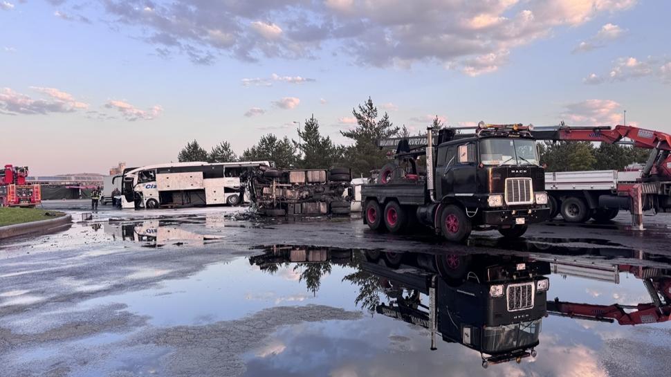 Otobüs ve benzin tankeri birbirine girdi! Çok sayıda yaralı var