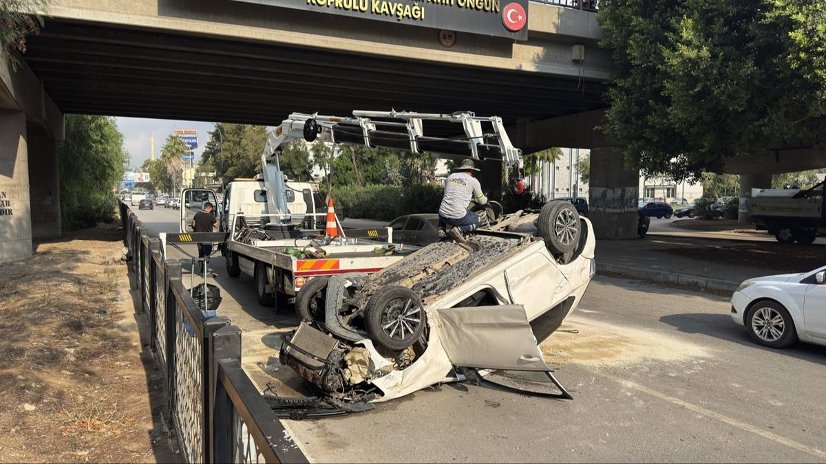 Bariyere çarptı, bulvara düştü! Sürücü yaralı kurtuldu