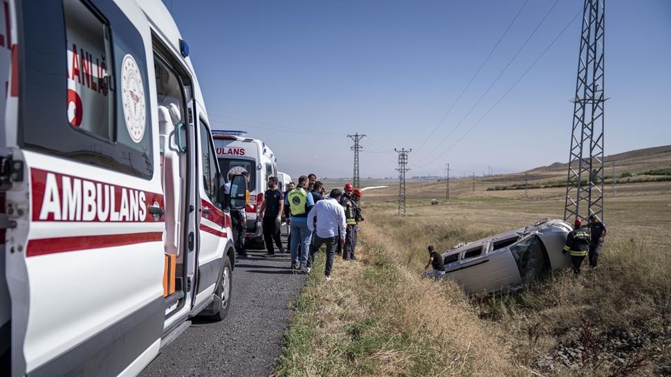 Ticari araç şarampole devrildi: Çok sayıda yaralı var