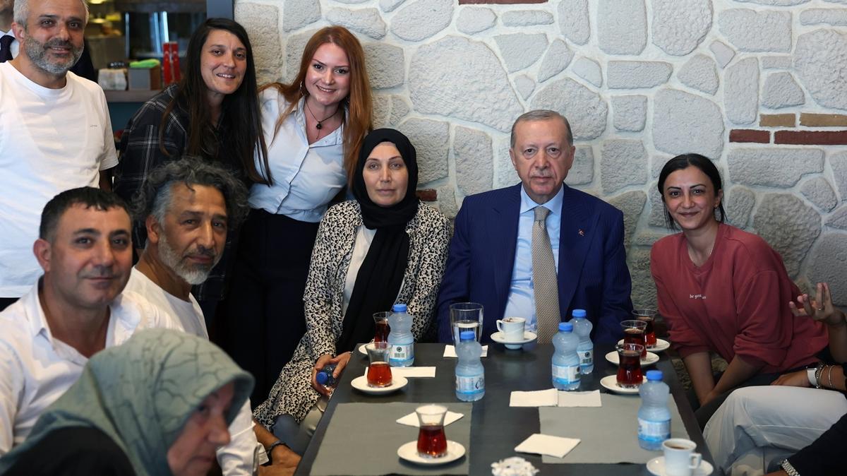 Başkan Erdoğan'dan sürpriz ziyaret! Çengelköy'de esnafıyla buluştu
