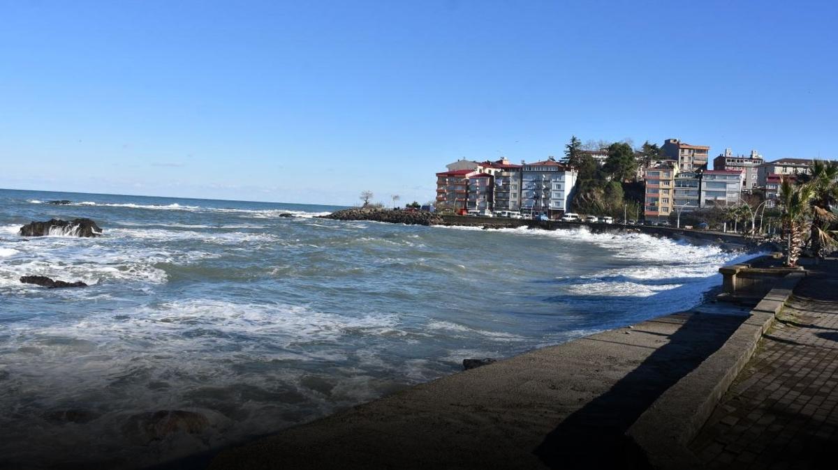 Dalgalar kıyıyı teslim aldı: Trabzon ve Giresun'da deniz yasağı geldi