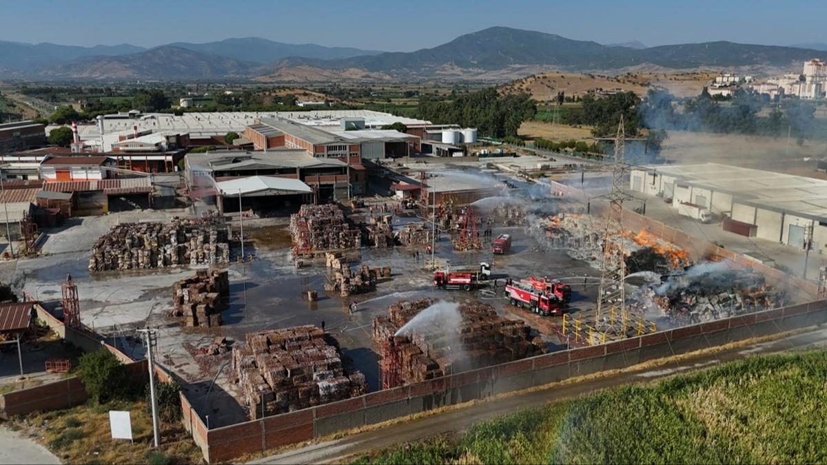 İzmir'de kağıt fabrikasında yangın: Ekipler müdahale ediyor