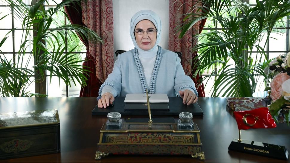 Emine Erdoğan, yazar Şule Yüksel Şenler'i andı