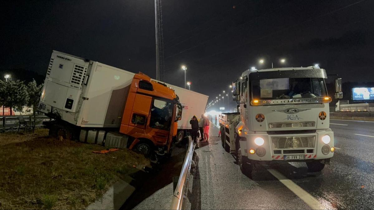 İstanbul'da sağanak nedeniyle yollar tehlikeye dönüştü: Kazalar peş peşe geldi