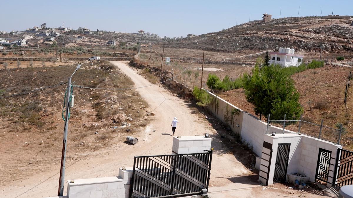 Katil İsrail'den Batı Şeria'ya hava saldırısı