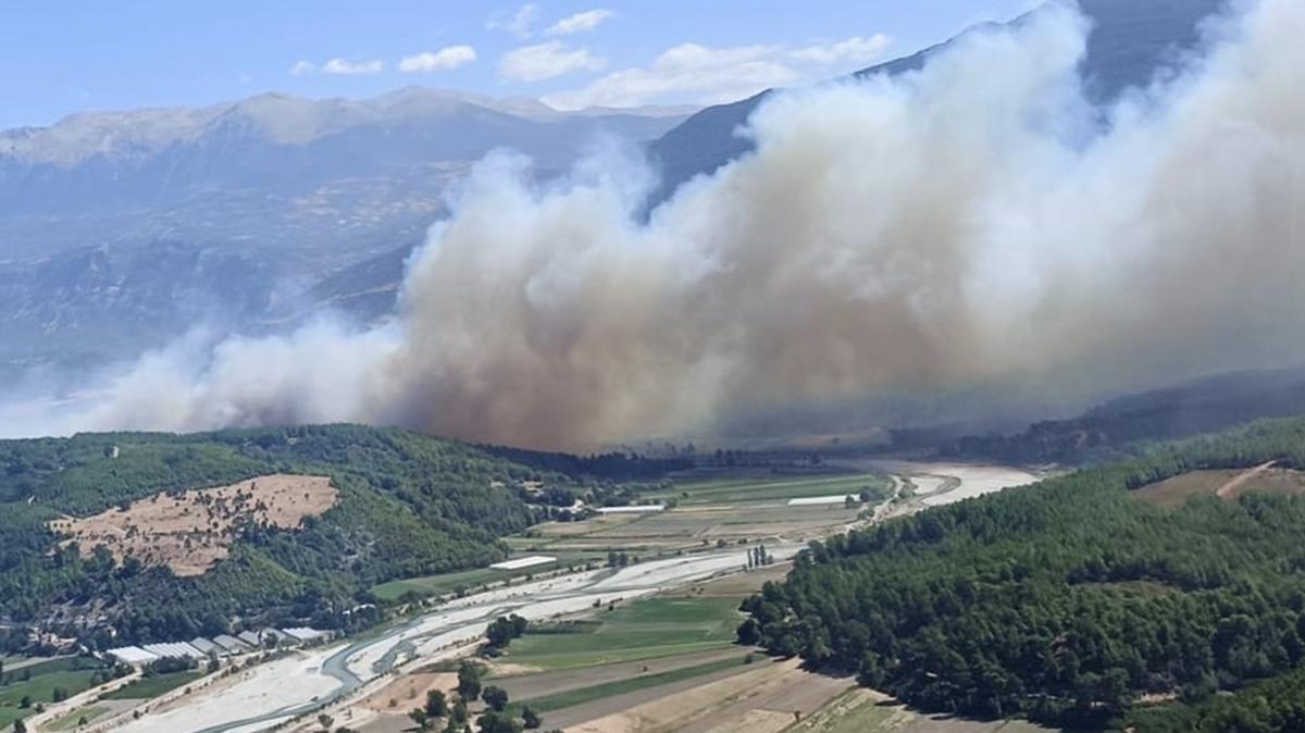 Alevlerle mücadele sürüyor! Muğla yangını Antalya'ya sıçradı