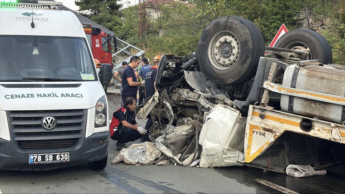 Çekicinin savrulduğu kaza 2 can aldı: İş makinesi eve çarptı