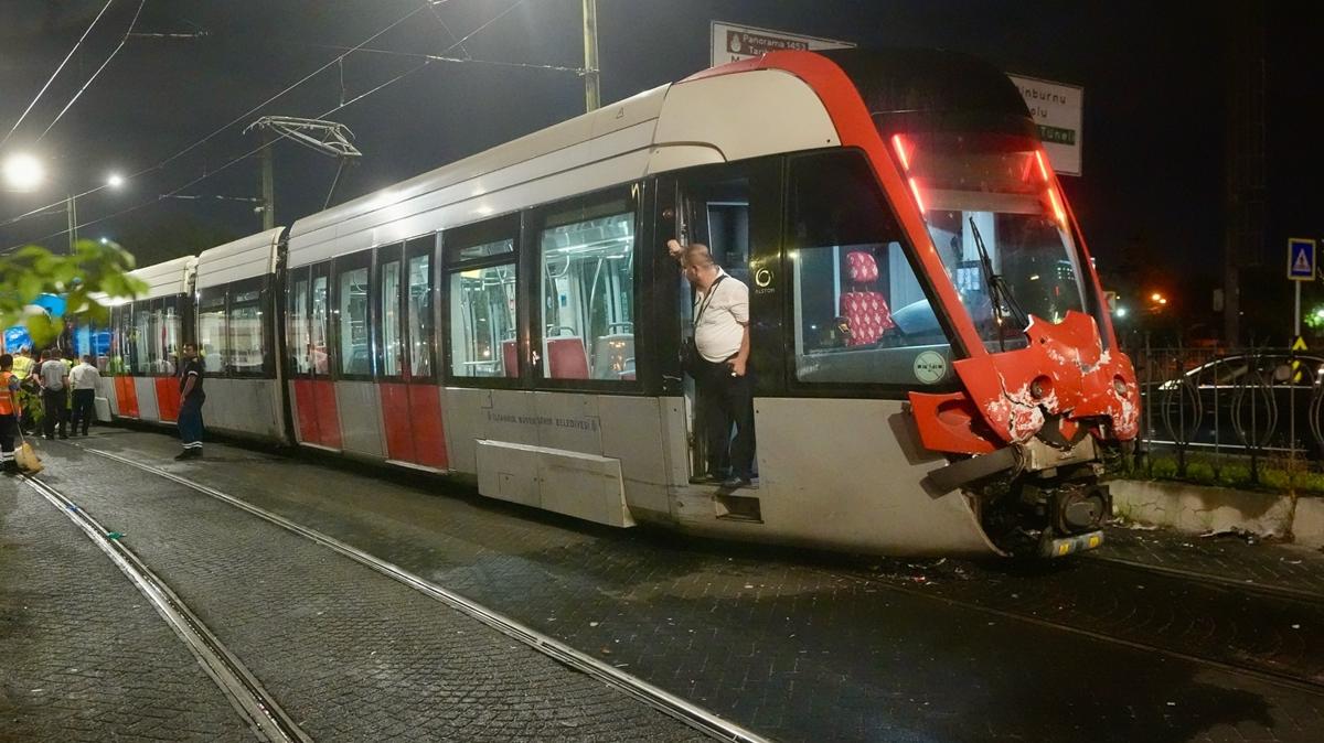 Kafa kafaya çarpışan tramvaylar hangara çekildi
