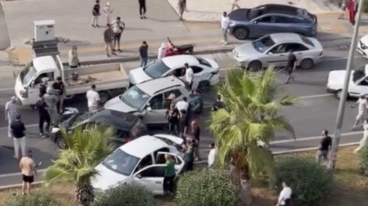 Mersin'de zincirleme kaza: 7 araç birbirine girdi, 3 kişi yaralandı