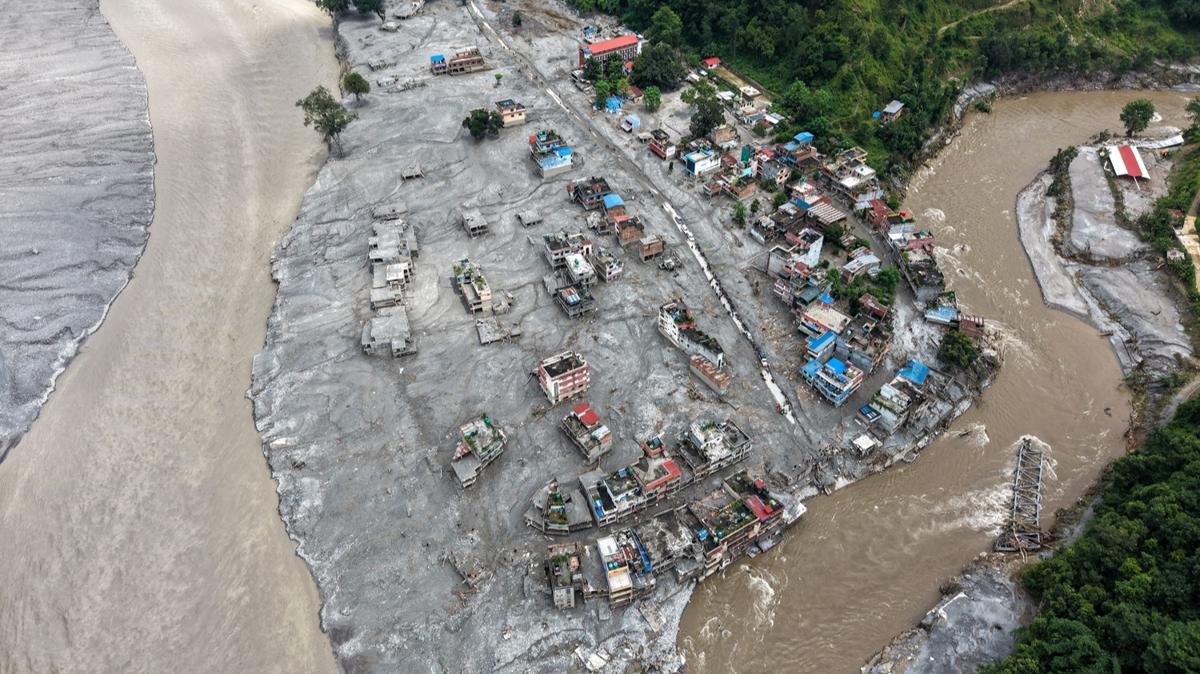 Nepal'deki sel Çin'i de vurdu: Yüzlerce kişiden haber alınamıyor