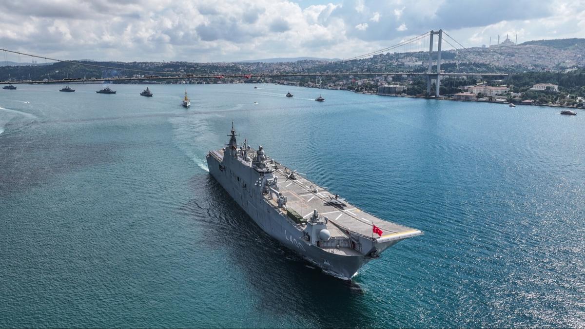Boğaz'da 30 Ağustos coşkusu... TCG Anadolu öncülük etti