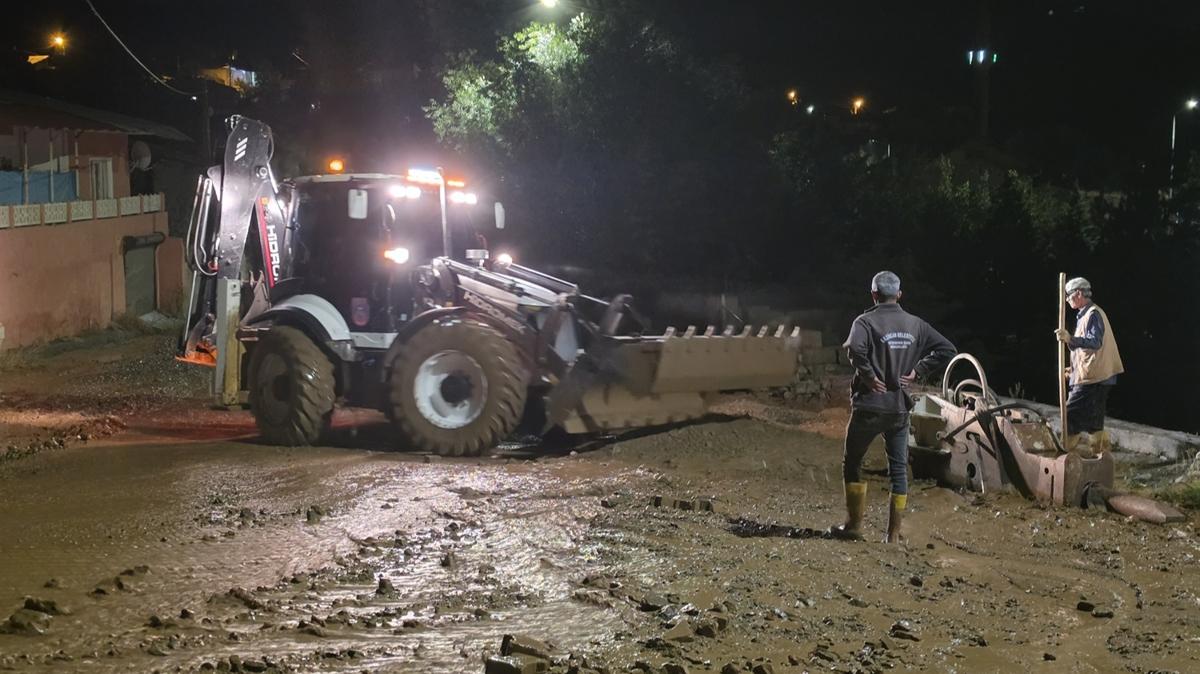 Erzincan'da sağanak hayatı olumsuz etkiledi: Heyel…