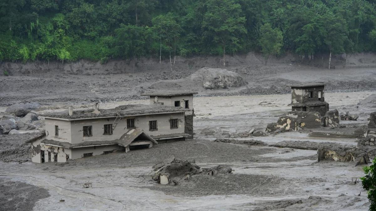 Nepal'de bilanço ağırlaşıyor! Selde 734 kişi hayatını kaybetti