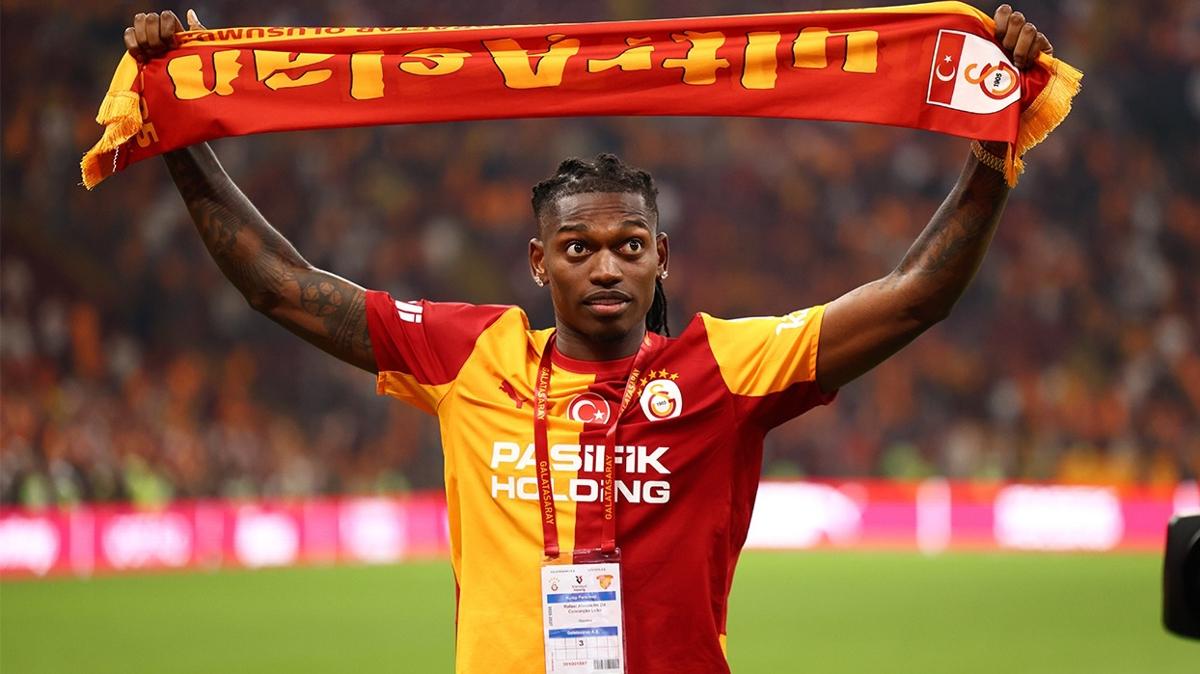 Taraftarı selamladı! Rafael Leao Rams Park çimlerinde