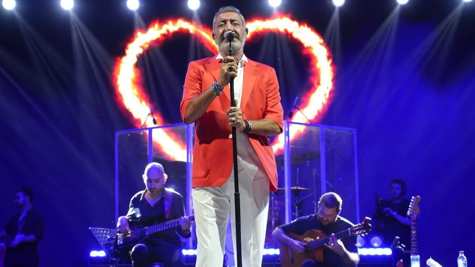 Hakan Altun'a sahnede "çeyiz sandığı" hediyesi!