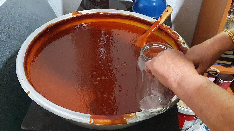 Ne ekşiyor, ne kavanozun kapağı açılıyor! Kışlık menemen tarifi: Aylarca bozulmuyor