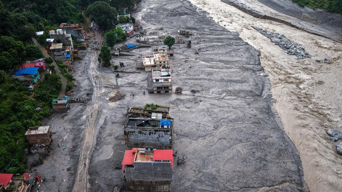 Nepal'deki selde hayatını kaybedenlerin sayısı 794'e yükseldi