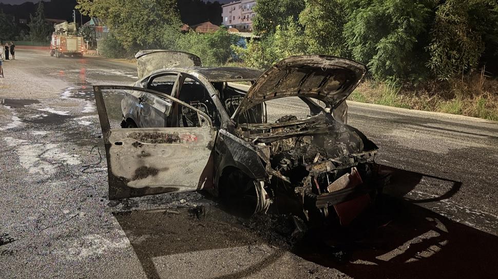 Antalya'da seyir halinde alev alan otomobil kullanılamaz hale geldi