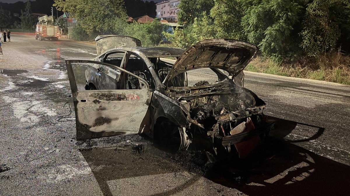 Antalya'da seyir halinde alev alan otomobil kullanılamaz hale geldi