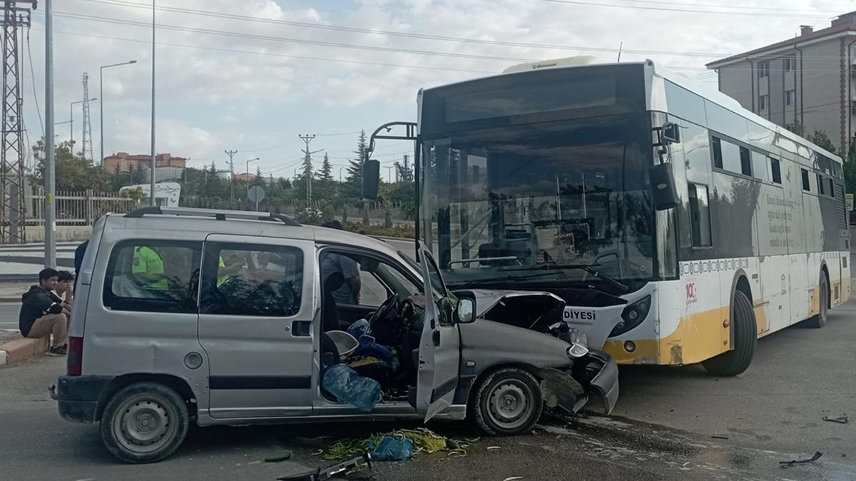 Karaman'da halk otobüsü ticari araçla çarpıştı: 5 yaralı