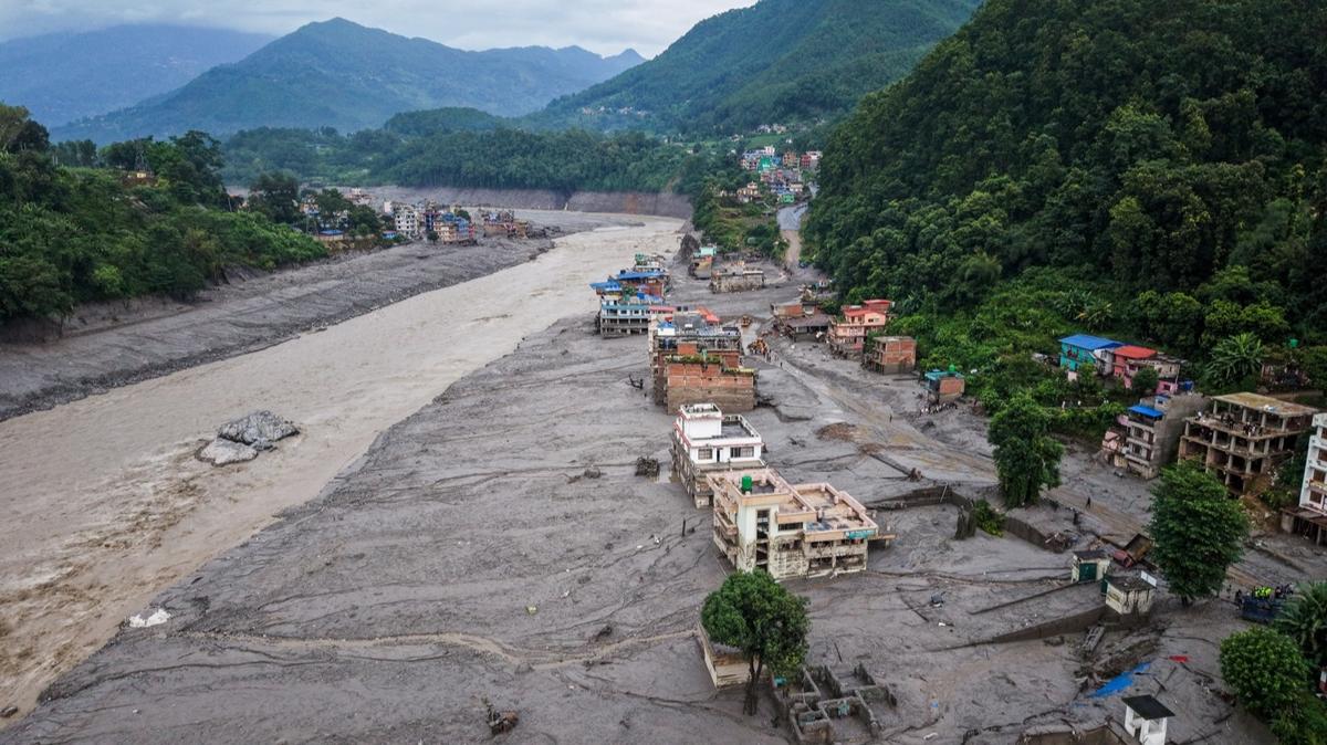 Nepal'deki sel bilançosu ağırlaşıyor! Ölü sayısı bine dayandı