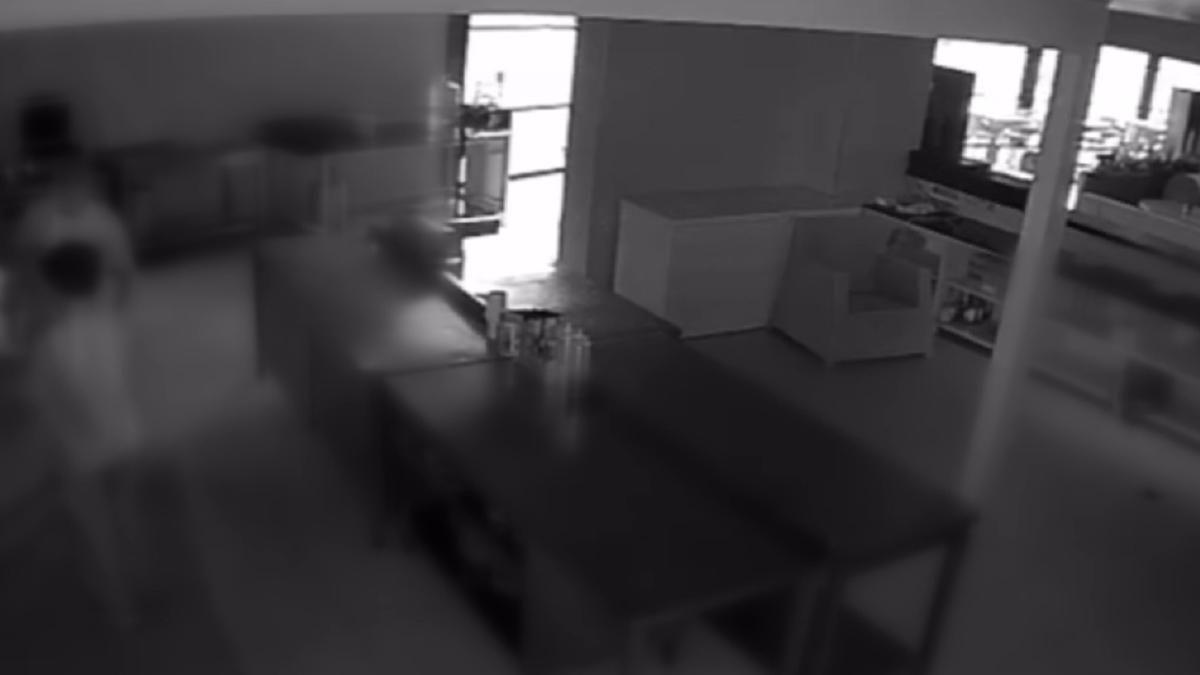 Pişkin hırsızlar kamerada: Kafede sucuklu yumurta yapıp yediler
