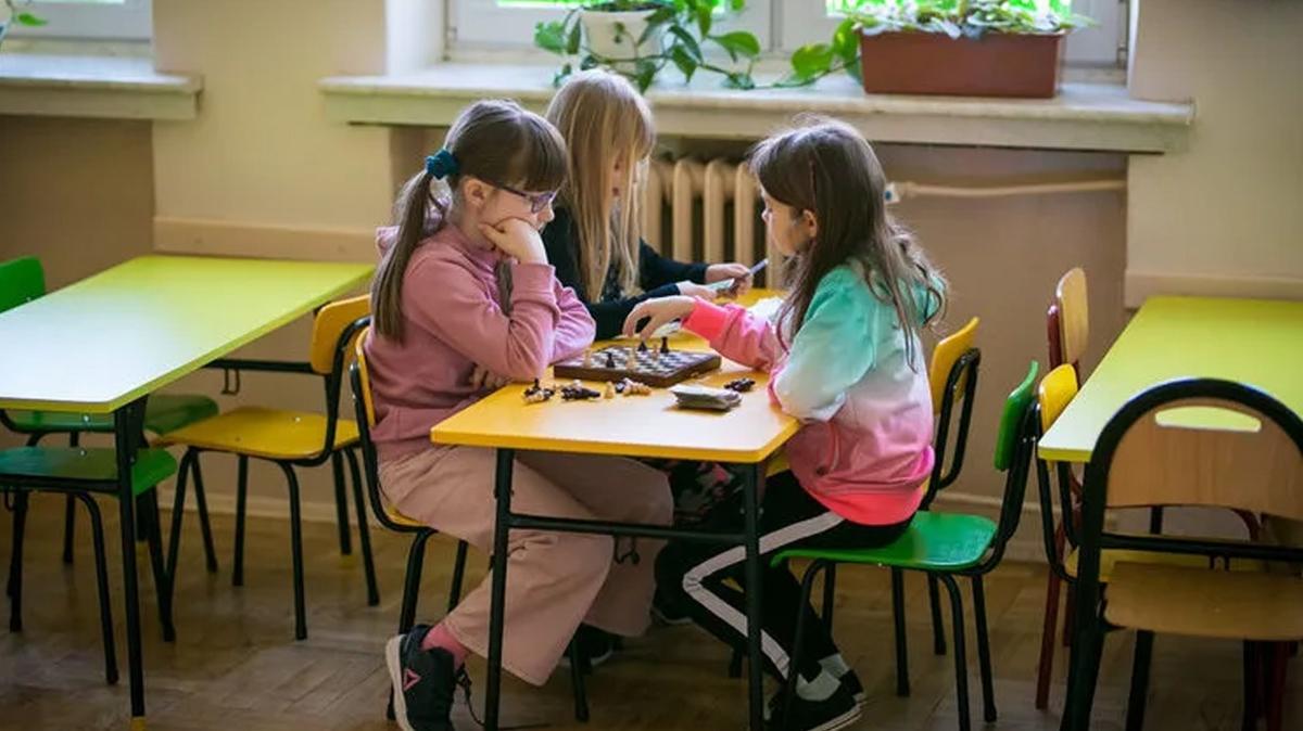Polonya'da ilkokullara telefon düzenlemesi! Karar resmen yürürlüğe girdi