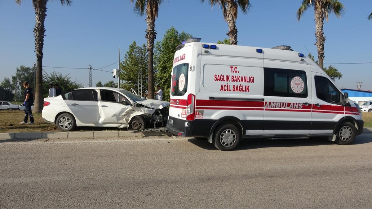 Adana'da otomobil minibüse çarptı: Can kaybı ve yaralılar var