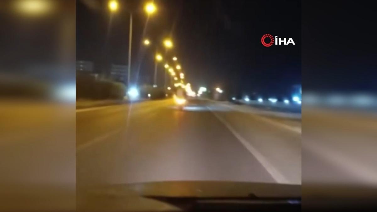 Trafiği birbirine katan motosikletliler kamerada