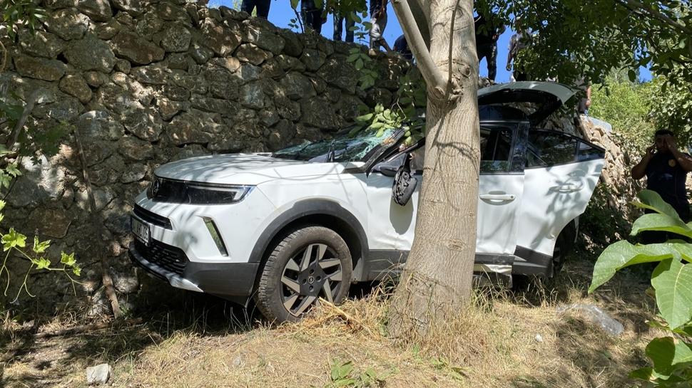 Bitlis'te otomobil bahçeye devrildi: Yaralılar var