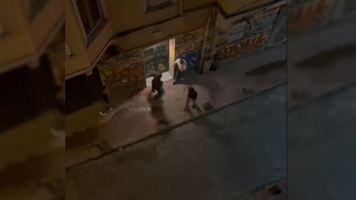 Beyoğlu'nda sokakta darbettikleri kişiyi gasp ettiler: 5 tutuklama